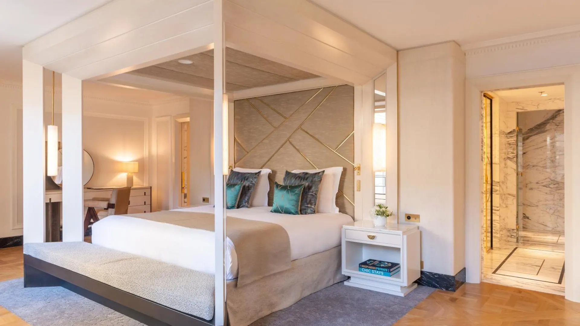 Du Collectionneur Hotel